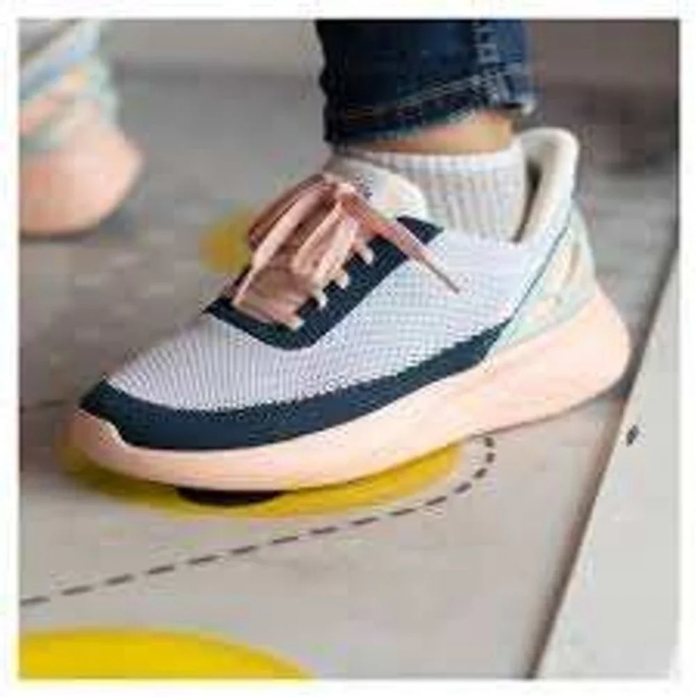 Kizik Ahtens Hands-Free Sneakers in Bahama Color 9‎ Womens